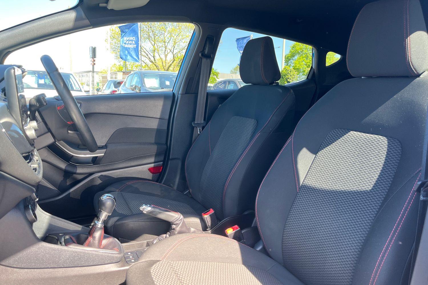 Ford FIESTA Photo 18