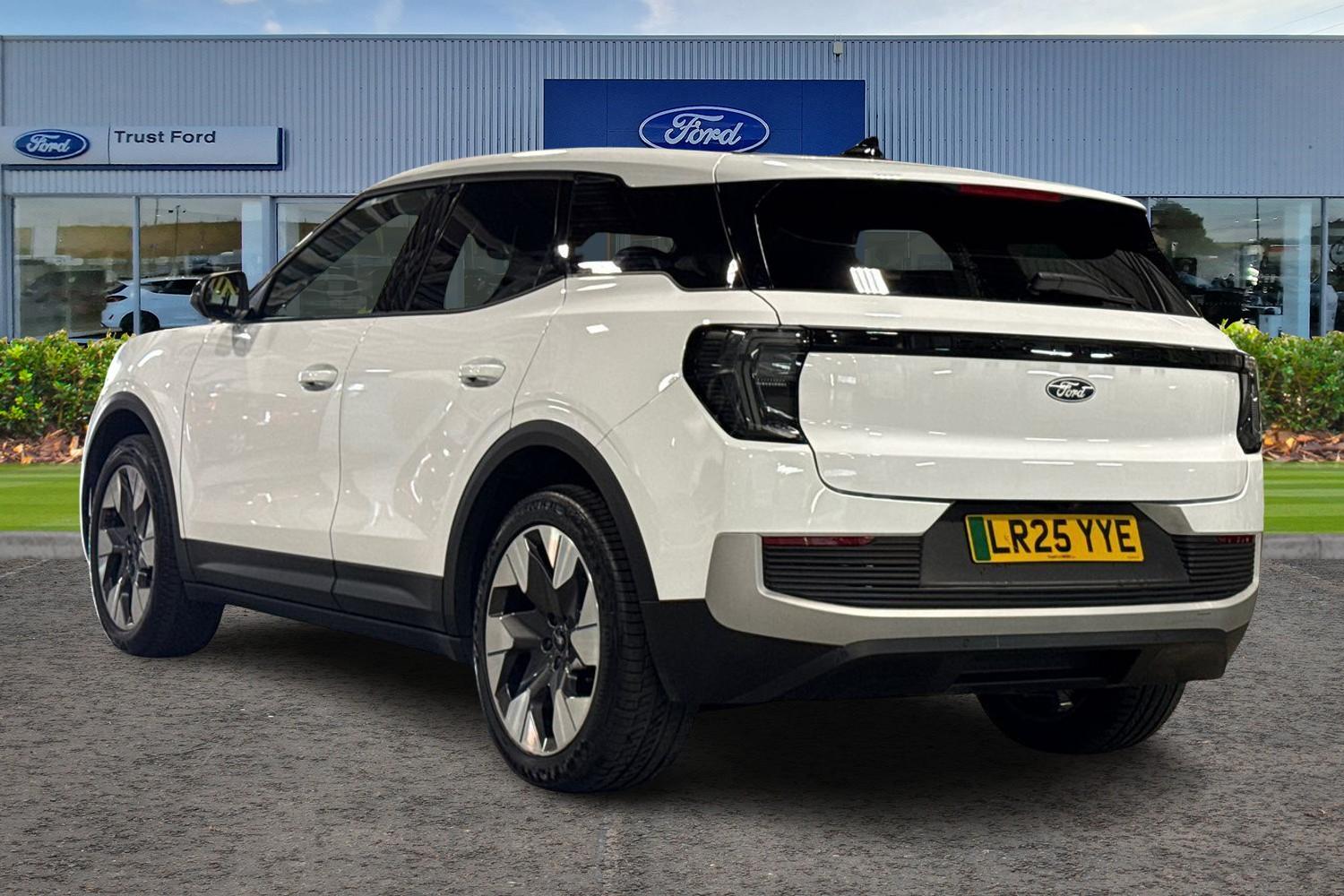 Ford Explorer Photo 1
