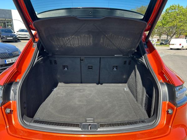 Porsche Macan Photo autoimg-186ff59ab3493c3bba3da96ce128af838b7a4627.jpg
