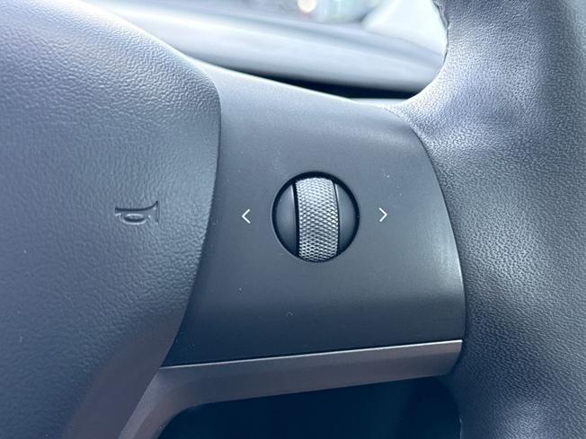 TESLA Model 3 Photo 17