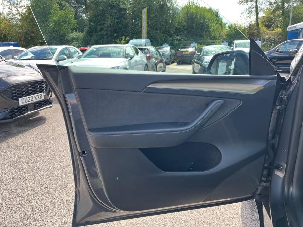 TESLA Model Y Photo autoimg-18d0574c9ebacb66eac273be1024cefca65583df.jpg