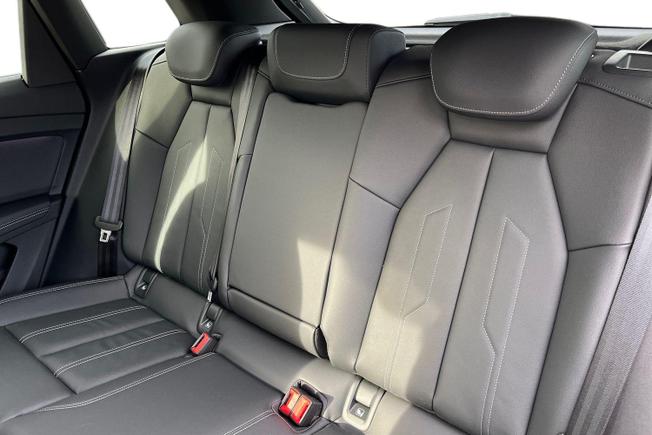 AUDI Q4 e-tron Photo 9