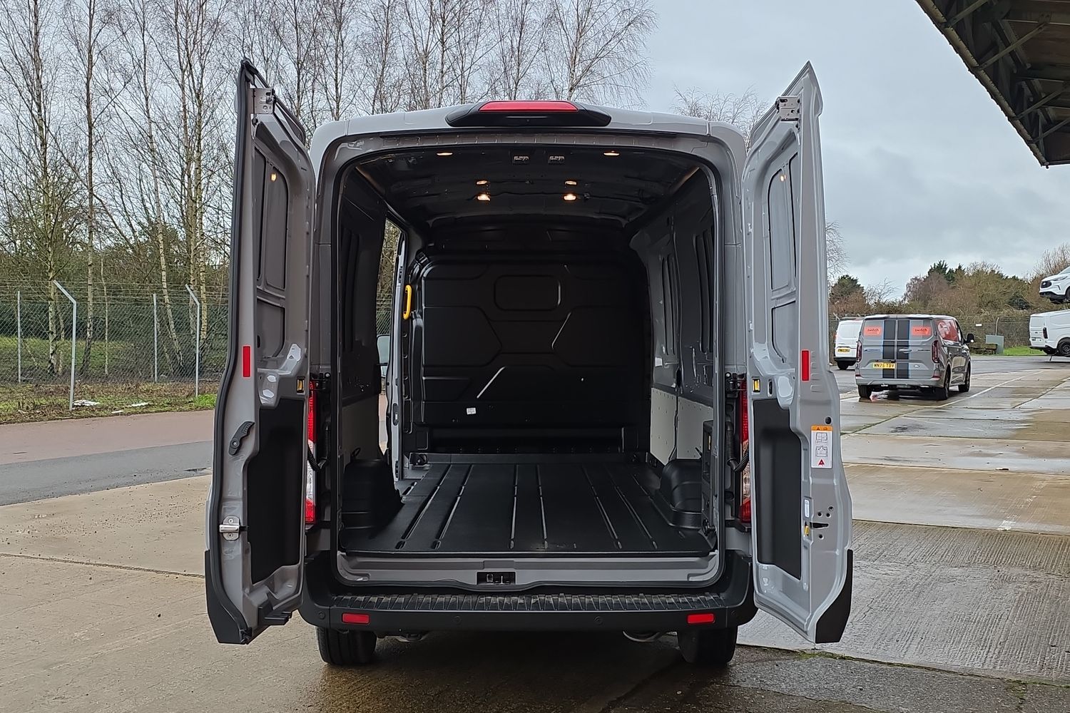 Ford E-TRANSIT Photo 5