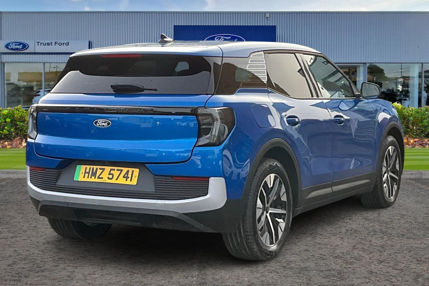 Ford EXPLORER Photo 3