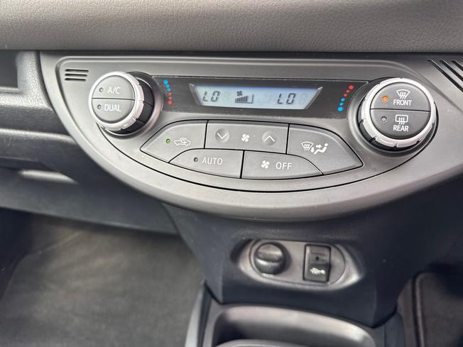 TOYOTA Yaris Photo 32