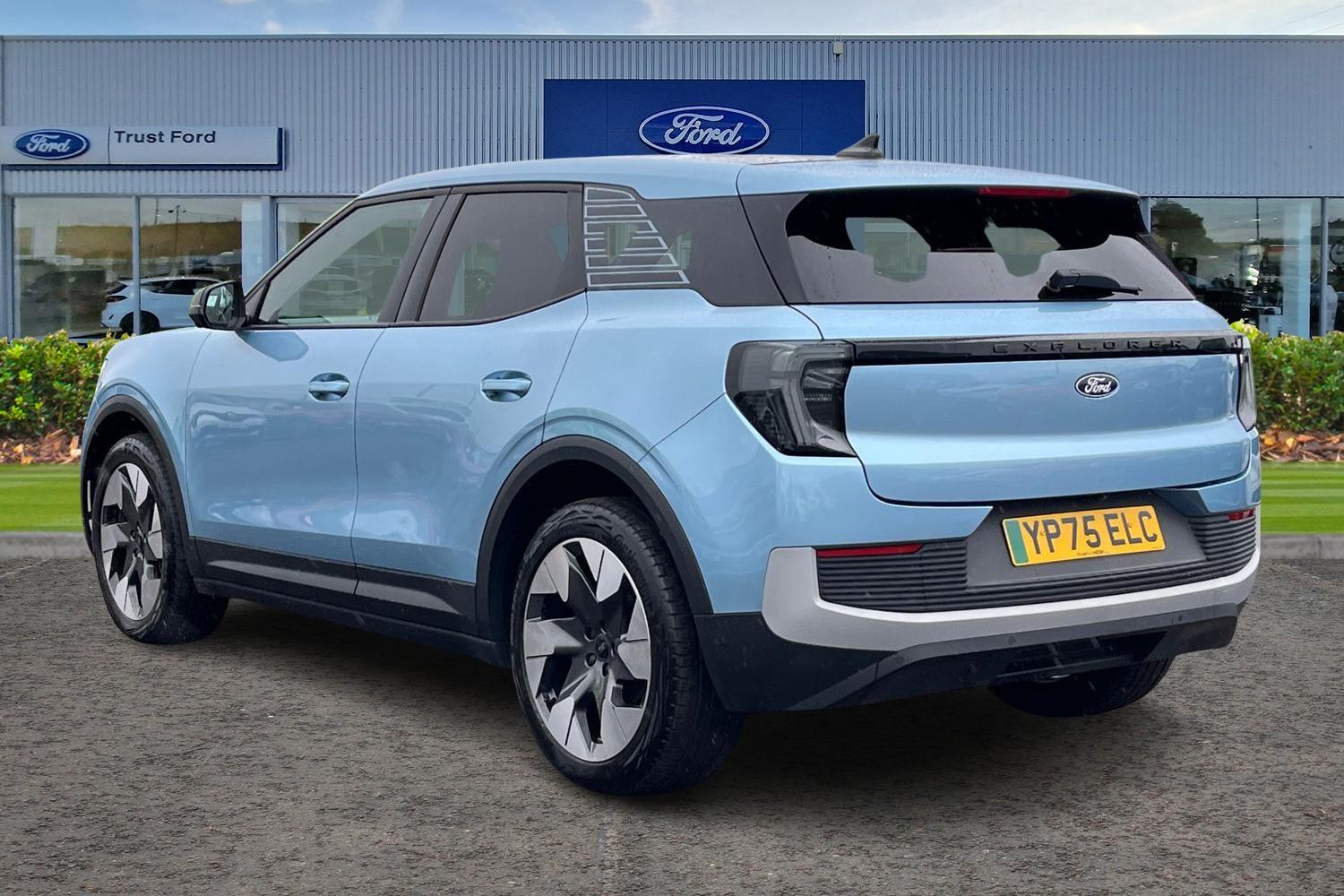 Ford Explorer Photo 1