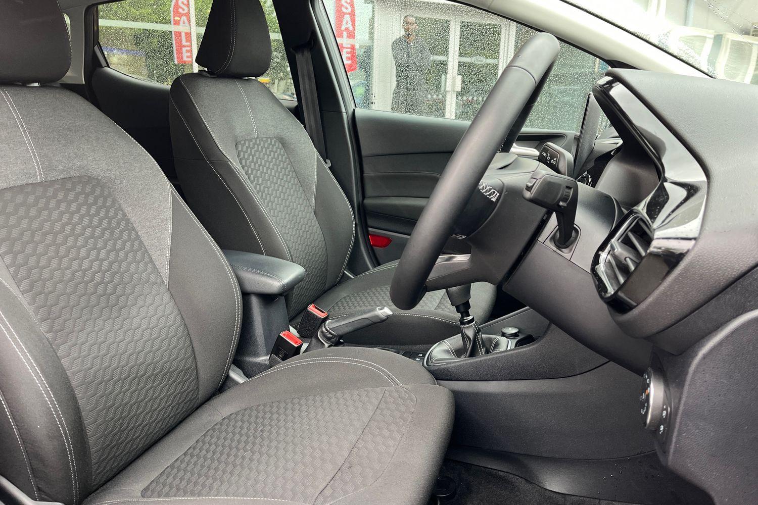 Ford FIESTA Photo 16