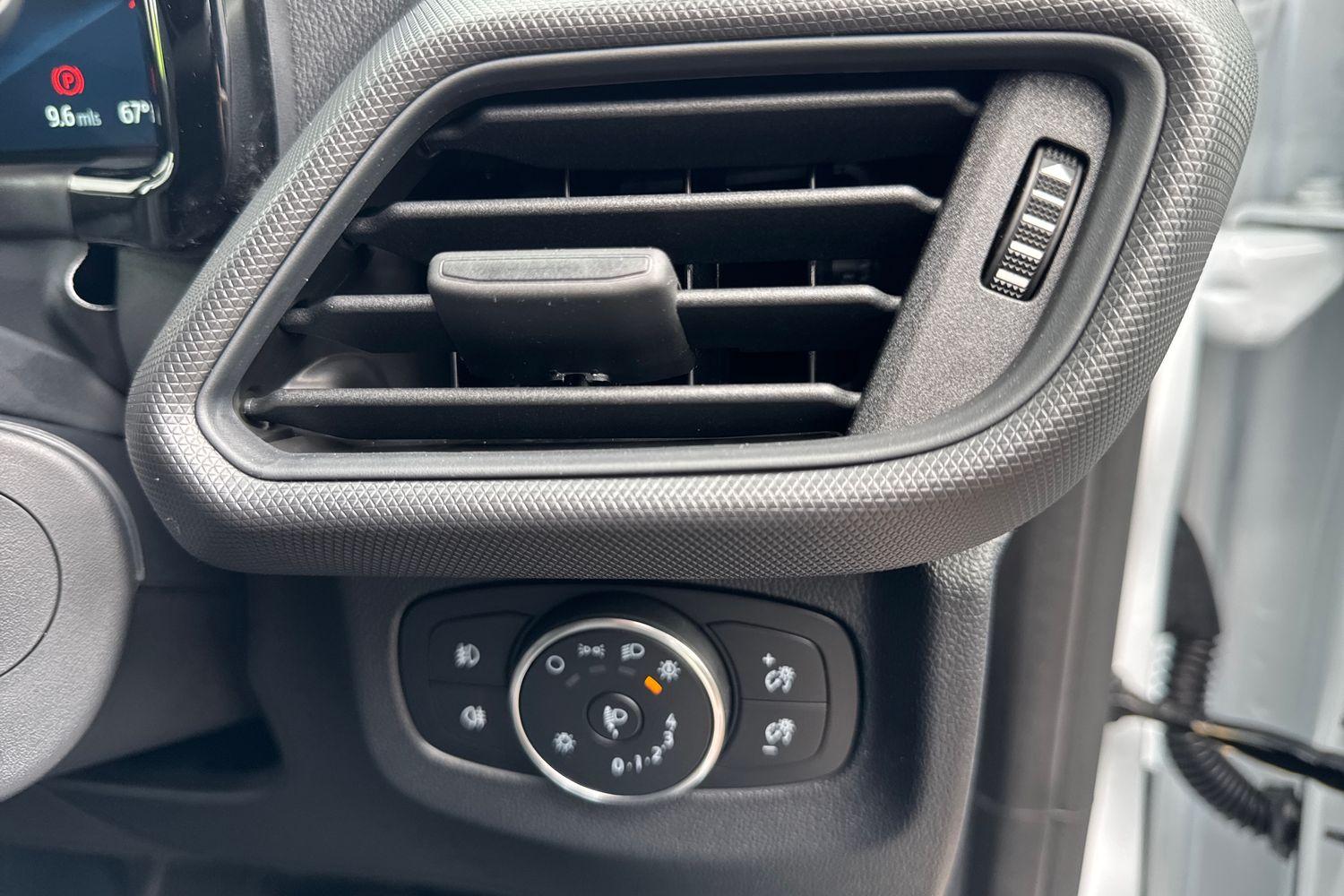 Ford E-TRANSIT COURIER Photo 27