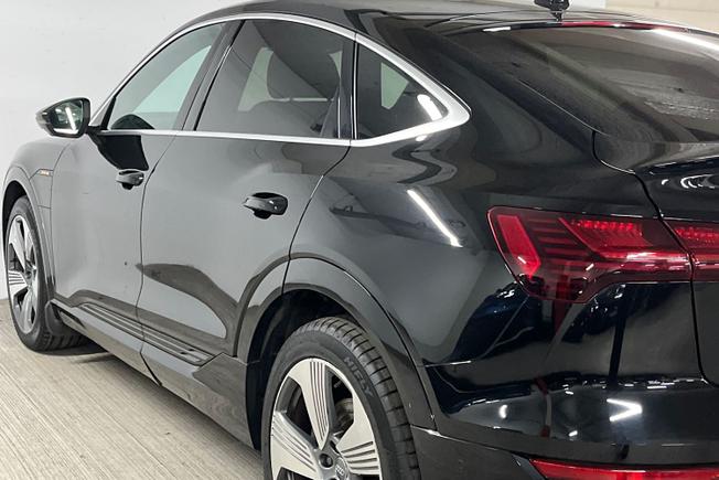 AUDI e-tron Photo 32