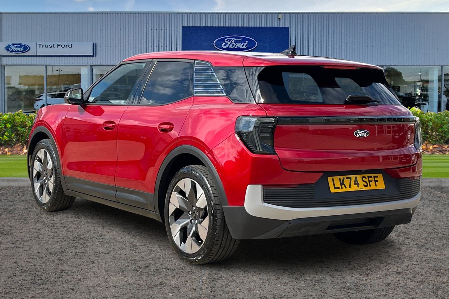 Ford Explorer Photo 1