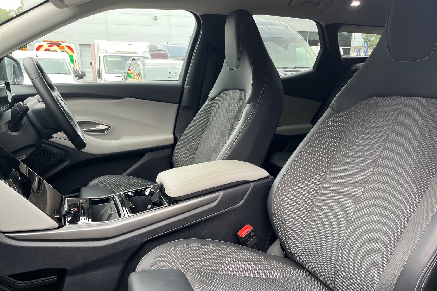 Ford Explorer Photo 18