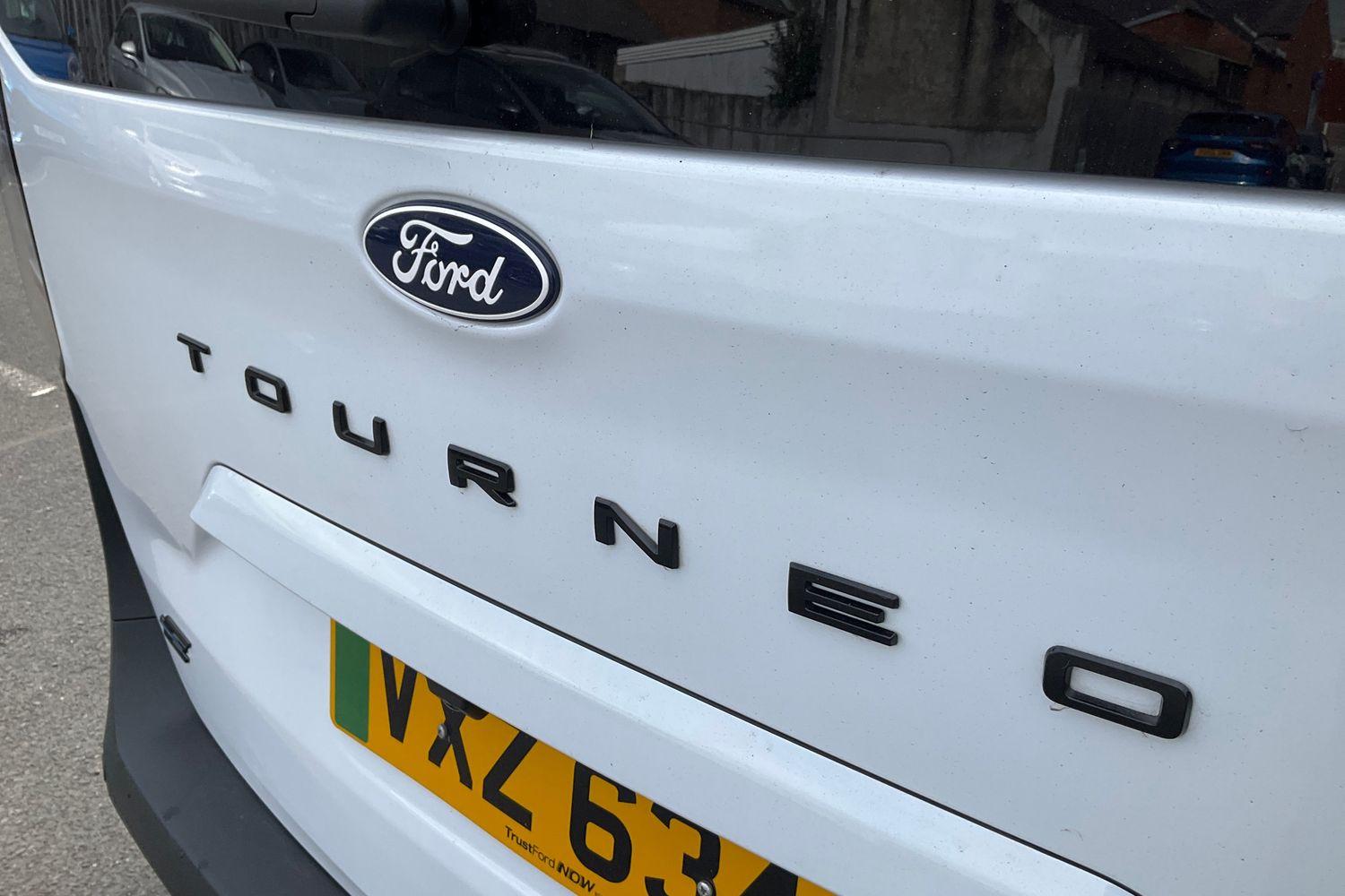 Ford E-Tourneo Courier Photo 39