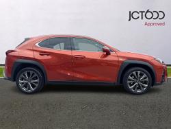 LEXUS Ux Photo 4