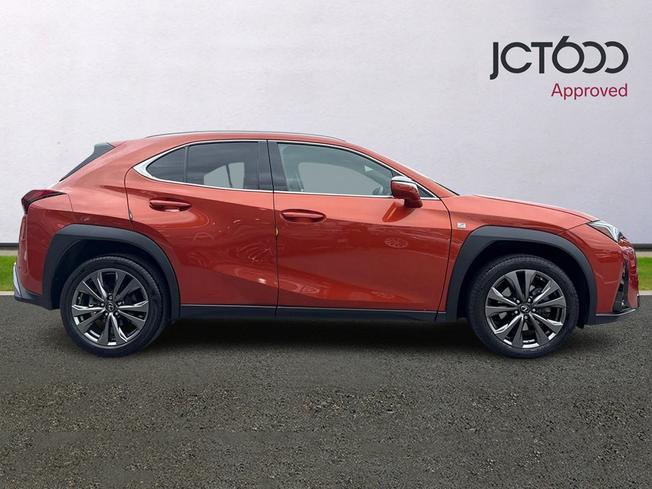 LEXUS Ux Photo 4