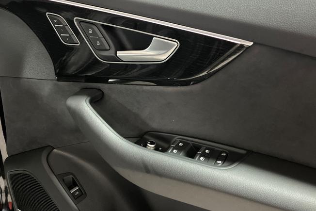 AUDI Q7 Photo 26