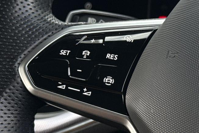 VOLKSWAGEN Touareg Photo 16