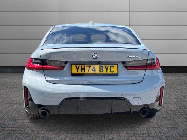 BMW 3 Series Photo autoimg-1b76b44aa50b5f573c557312c49c16648d31875c.jpg