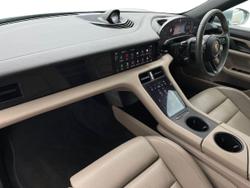 Porsche Taycan Photo 2