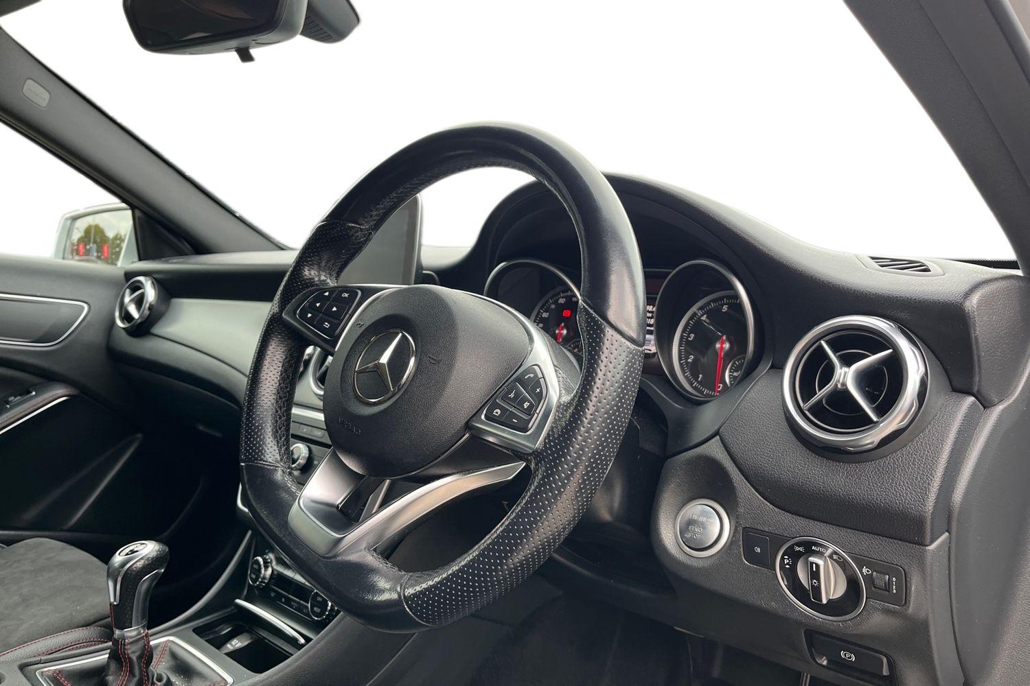 Mercedes-Benz GLA Photo 8