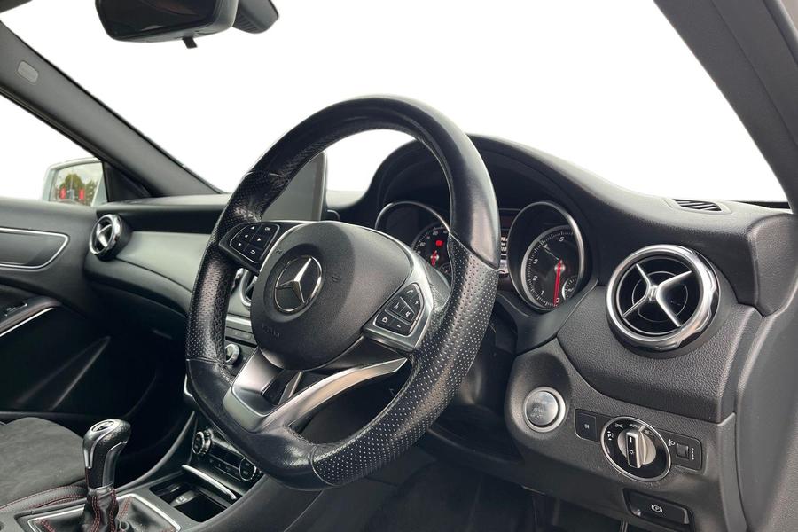 Mercedes-Benz GLA Photo autoimg-1b9eee946f55901c7f51095d332ab1847d9437dc.jpg