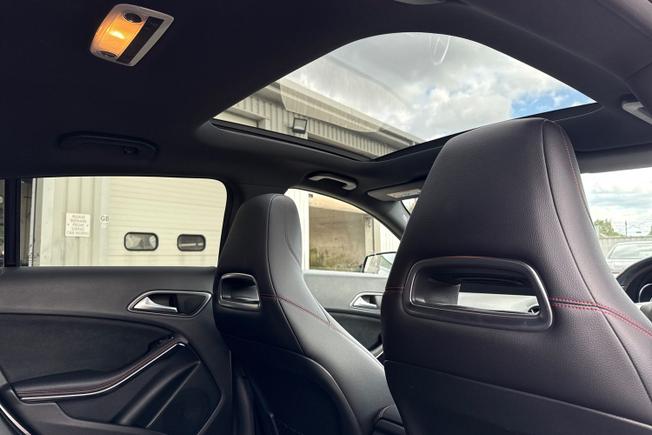 MERCEDES-BENZ CLA Class Photo 21