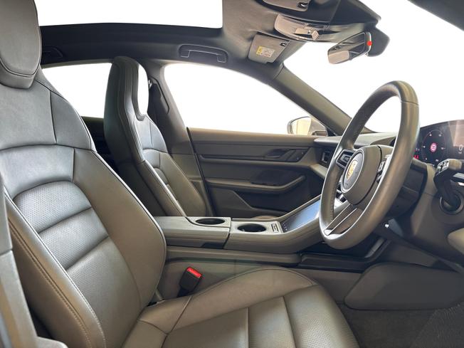 PORSCHE Taycan Photo 11