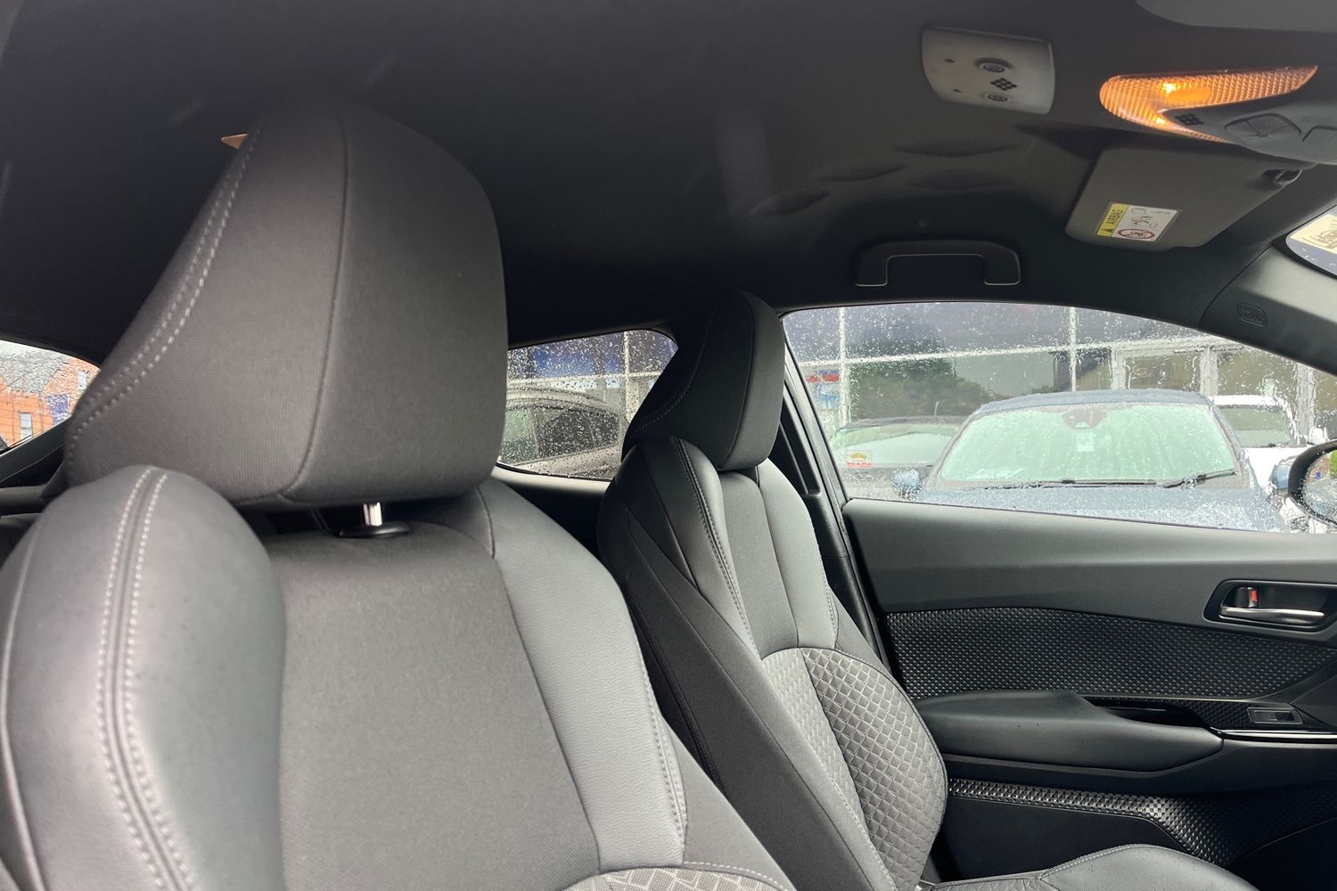 Toyota C-HR Photo 16
