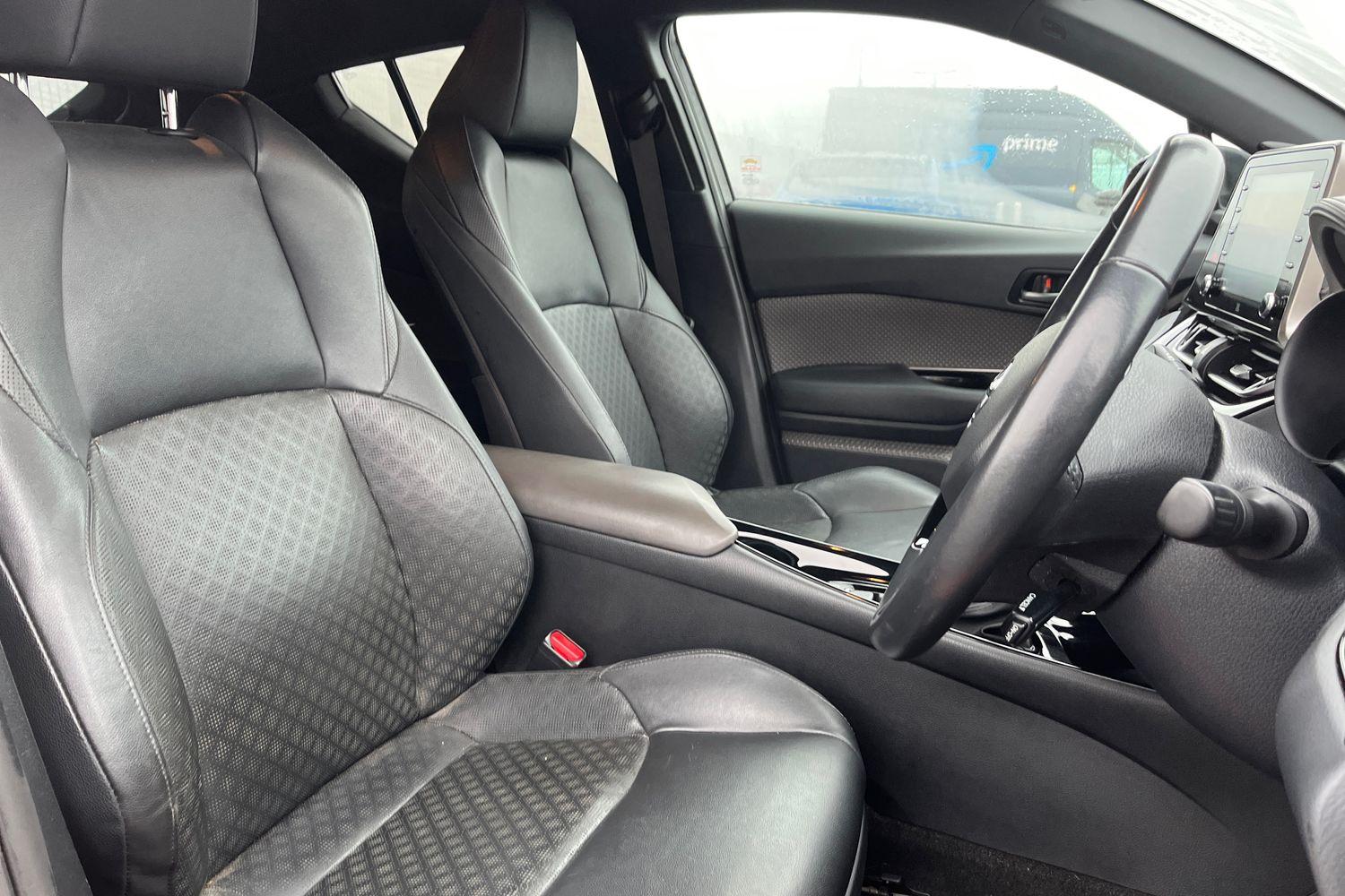 Toyota C-HR Photo 16