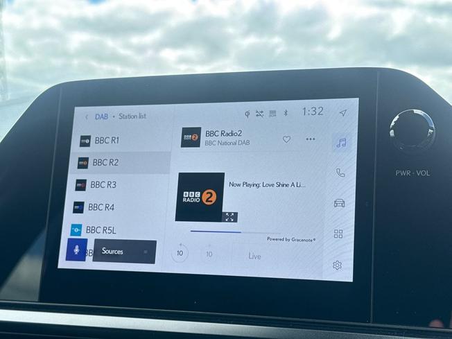 LEXUS Ux Photo 14