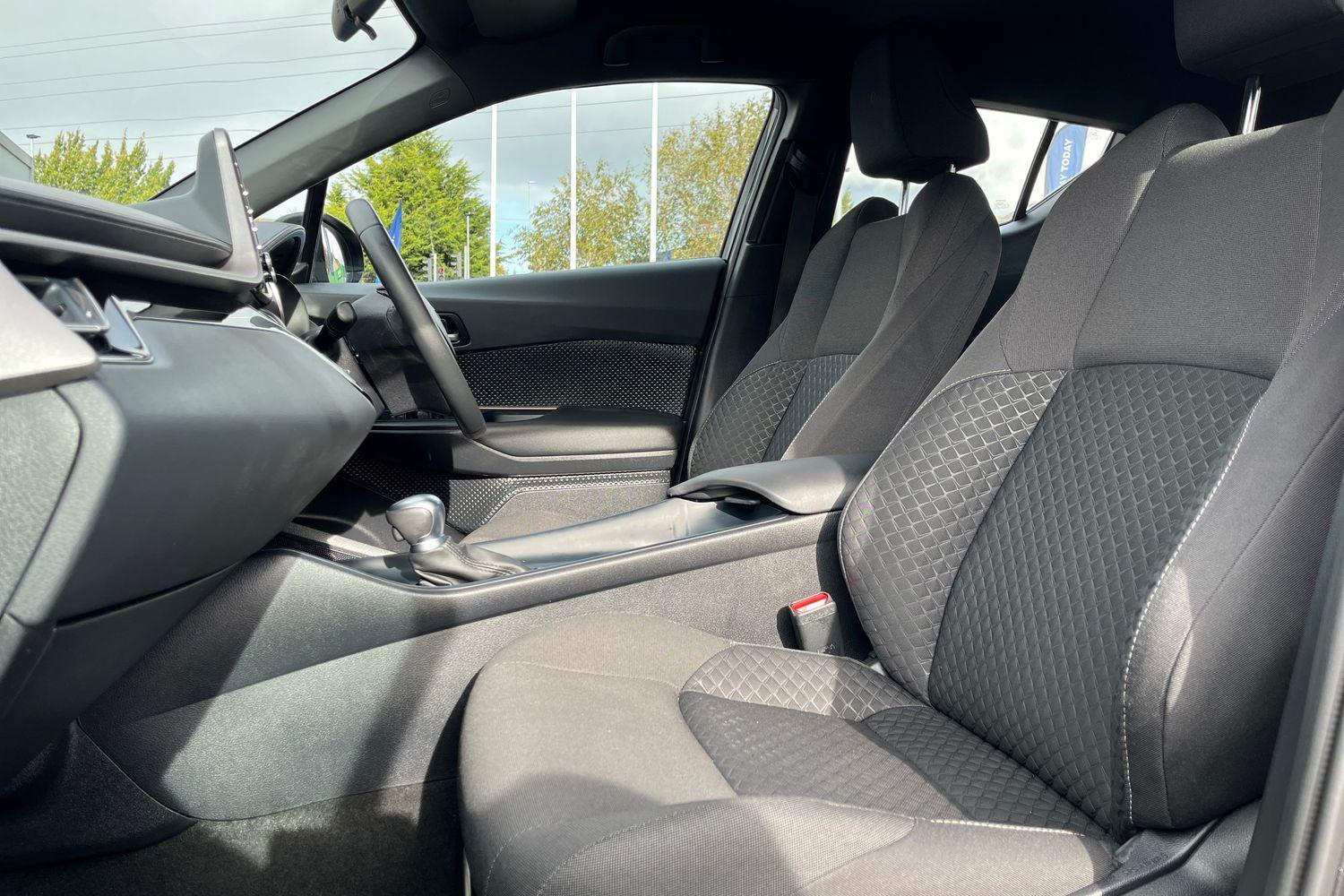 Toyota C-HR Photo 18