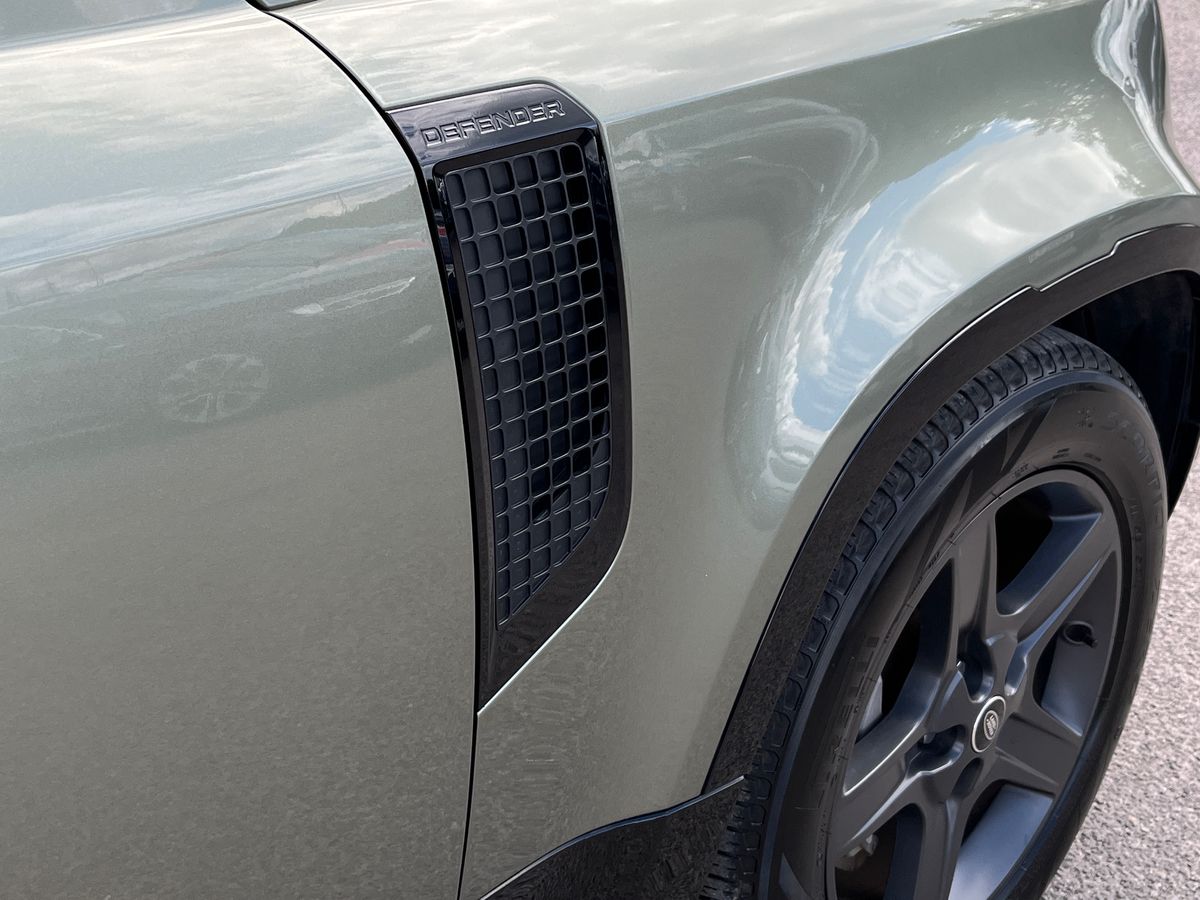 Land Rover Defender 110 Photo 22
