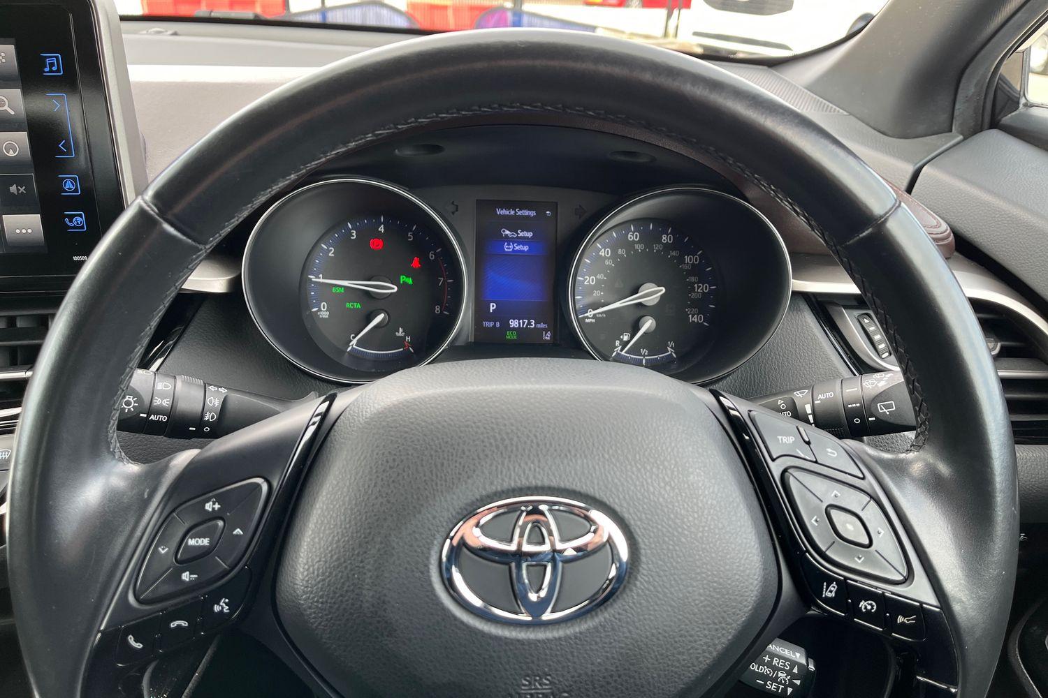 Toyota C-HR Photo 11