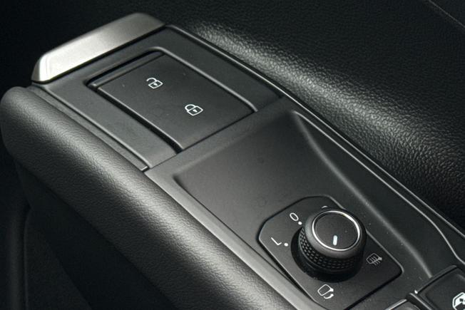 VOLKSWAGEN T-Roc Photo 36