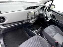 Toyota YARIS Photo 2