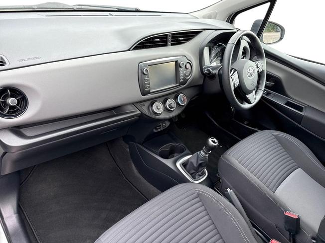 Toyota YARIS Photo 2