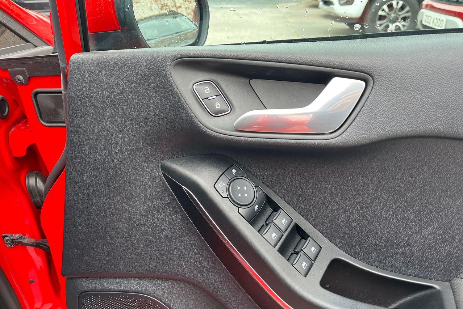 Ford FIESTA Photo 24