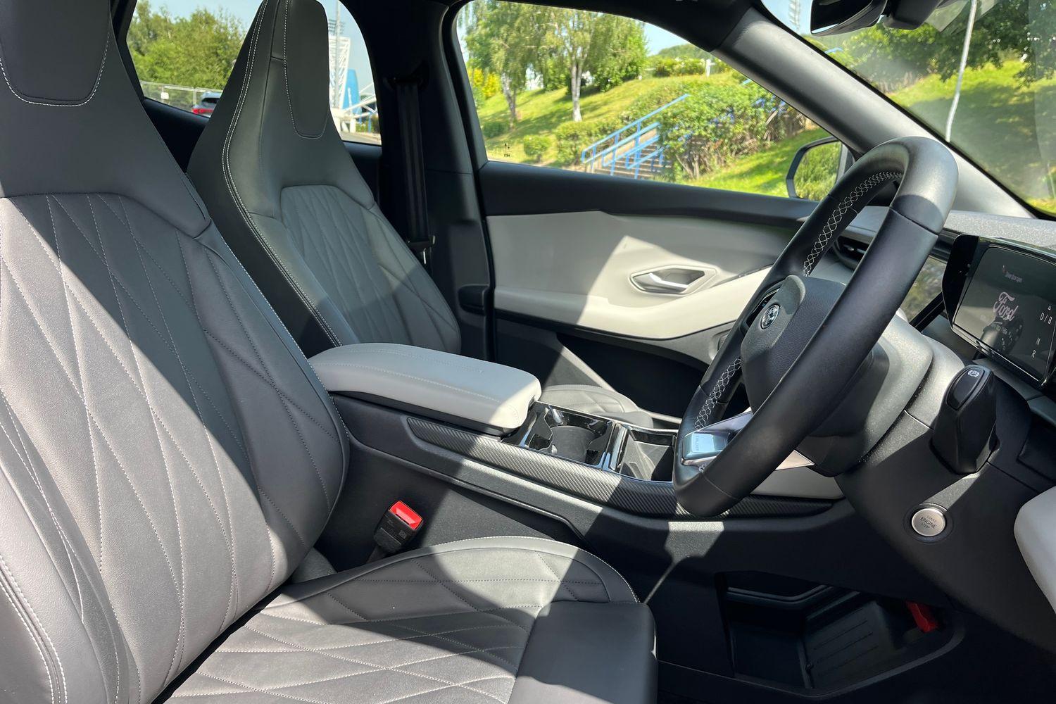 Ford Explorer Photo 16