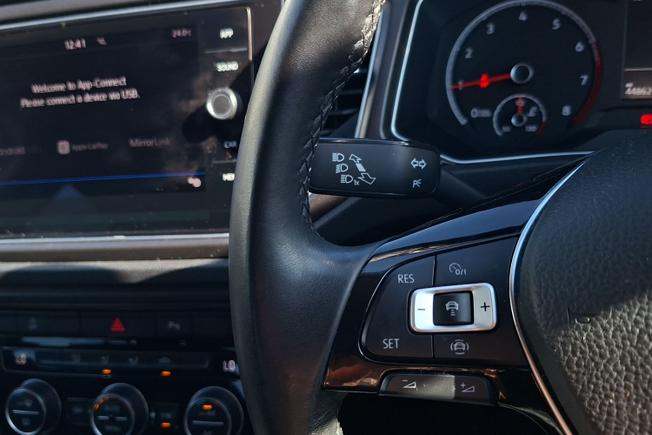 VOLKSWAGEN T-Roc Photo 16