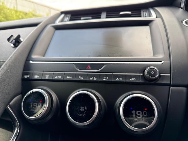 Jaguar E-PACE Photo 34