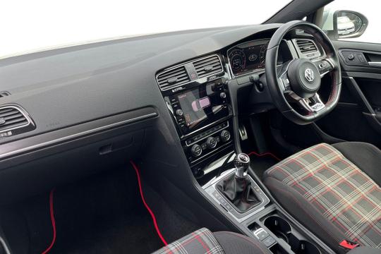 Volkswagen Golf Photo autoimg-1d44e641a2ef9b923be3d72589ddd4cd98c00863.jpg