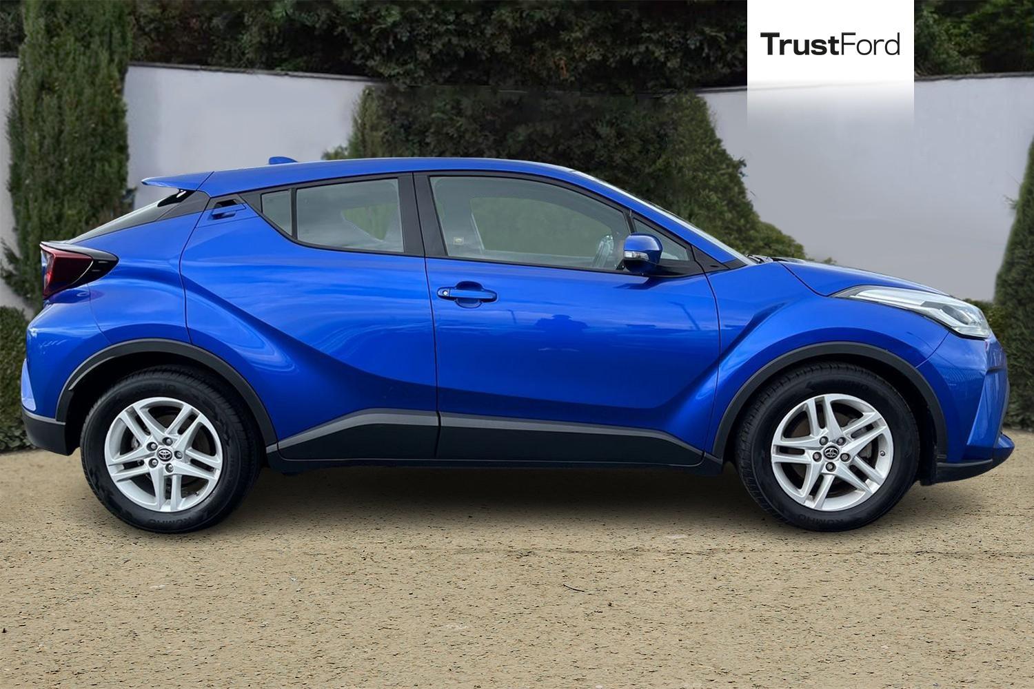 Toyota C-HR Photo 2