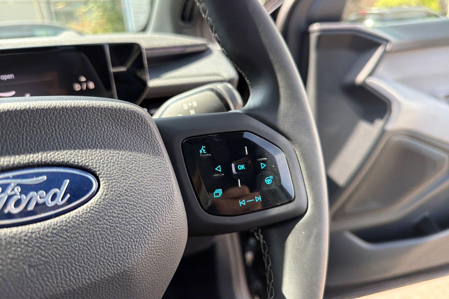 Ford EXPLORER Photo 26