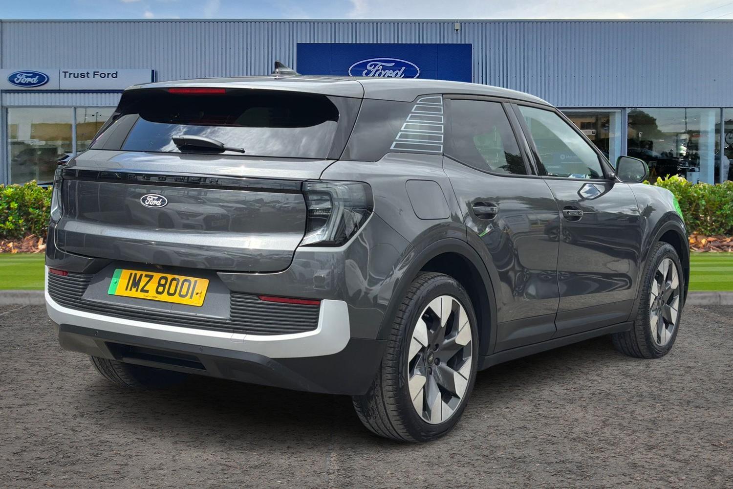 Ford Explorer Photo 3