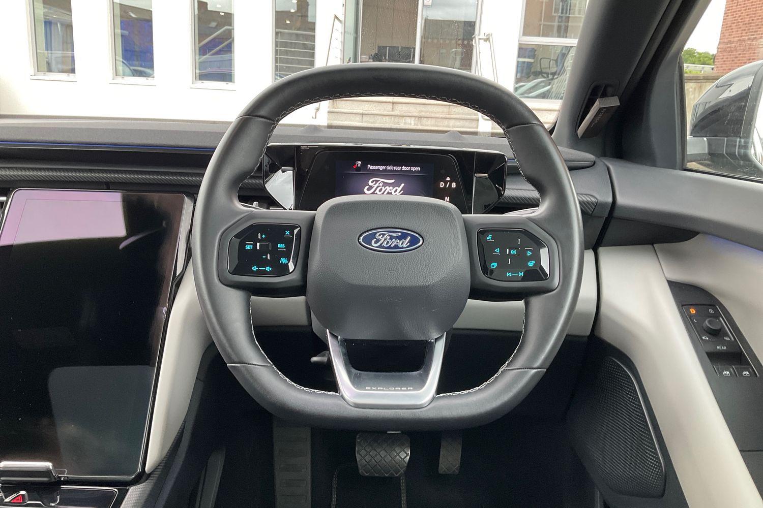 Ford Explorer Photo 11