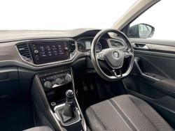 Volkswagen T-Roc Photo 2