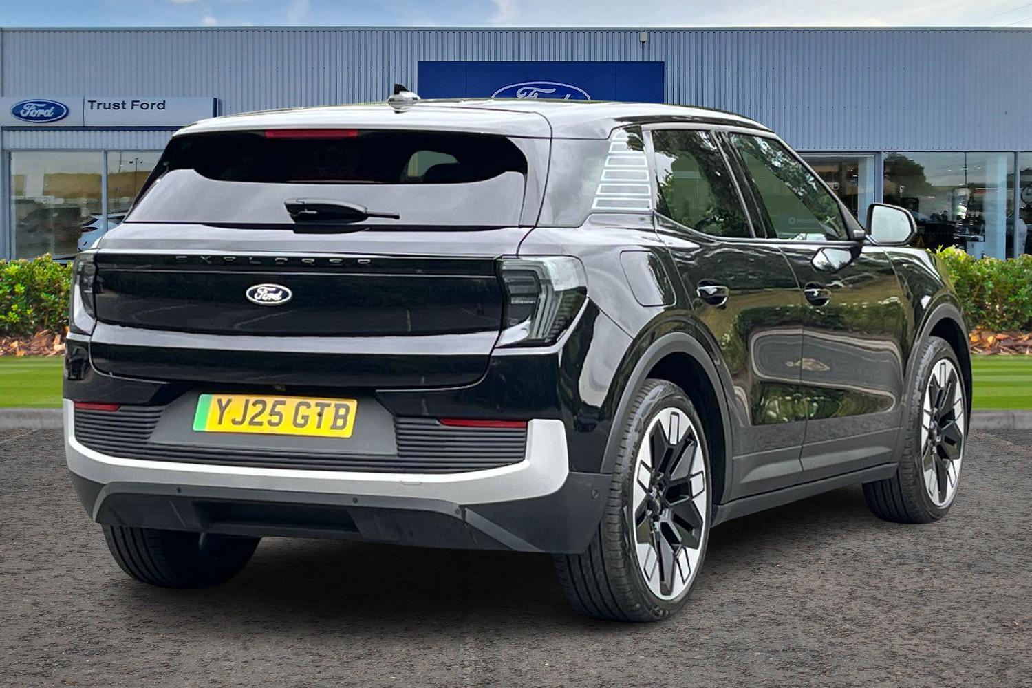 Ford Explorer Photo 3