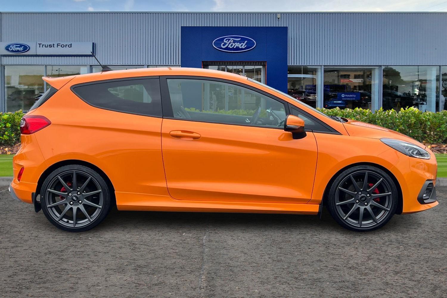 Ford FIESTA Photo 2