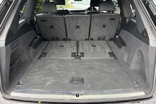 AUDI Q7 Photo 12