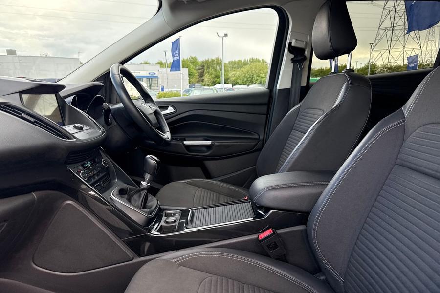 Ford KUGA Photo autoimg-1e3ae60be4ac4bf425e417bfb58a824547a79946.jpg