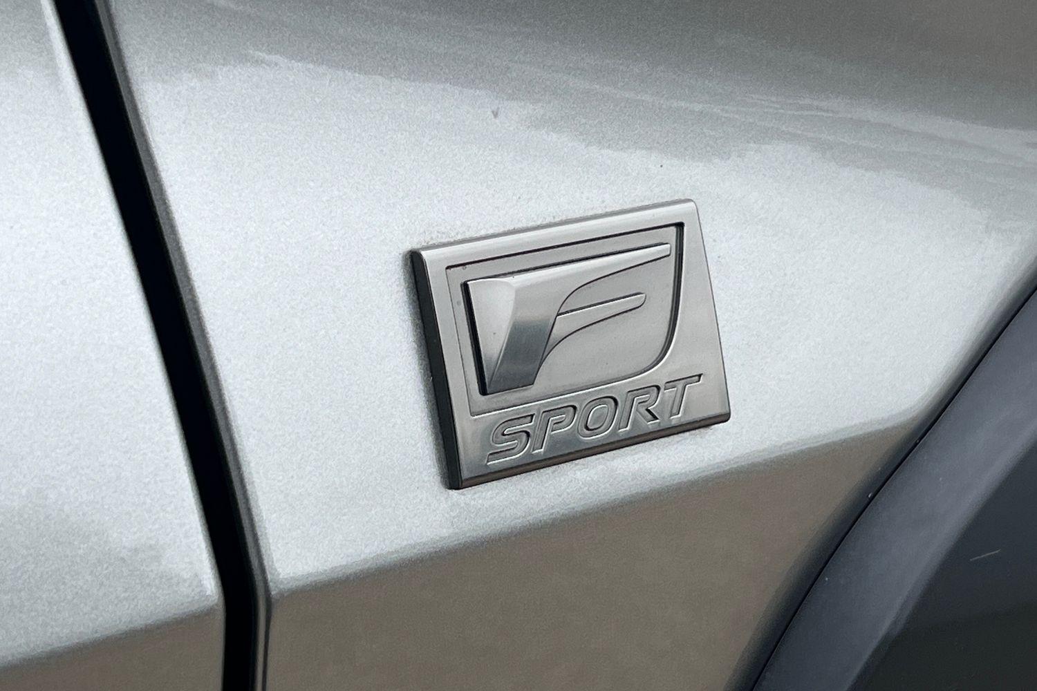 Lexus UX Photo 37
